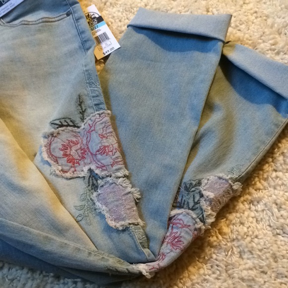 🌺HP🌺 Light Wash Jeans with Appliqué - Picture 2 of 6